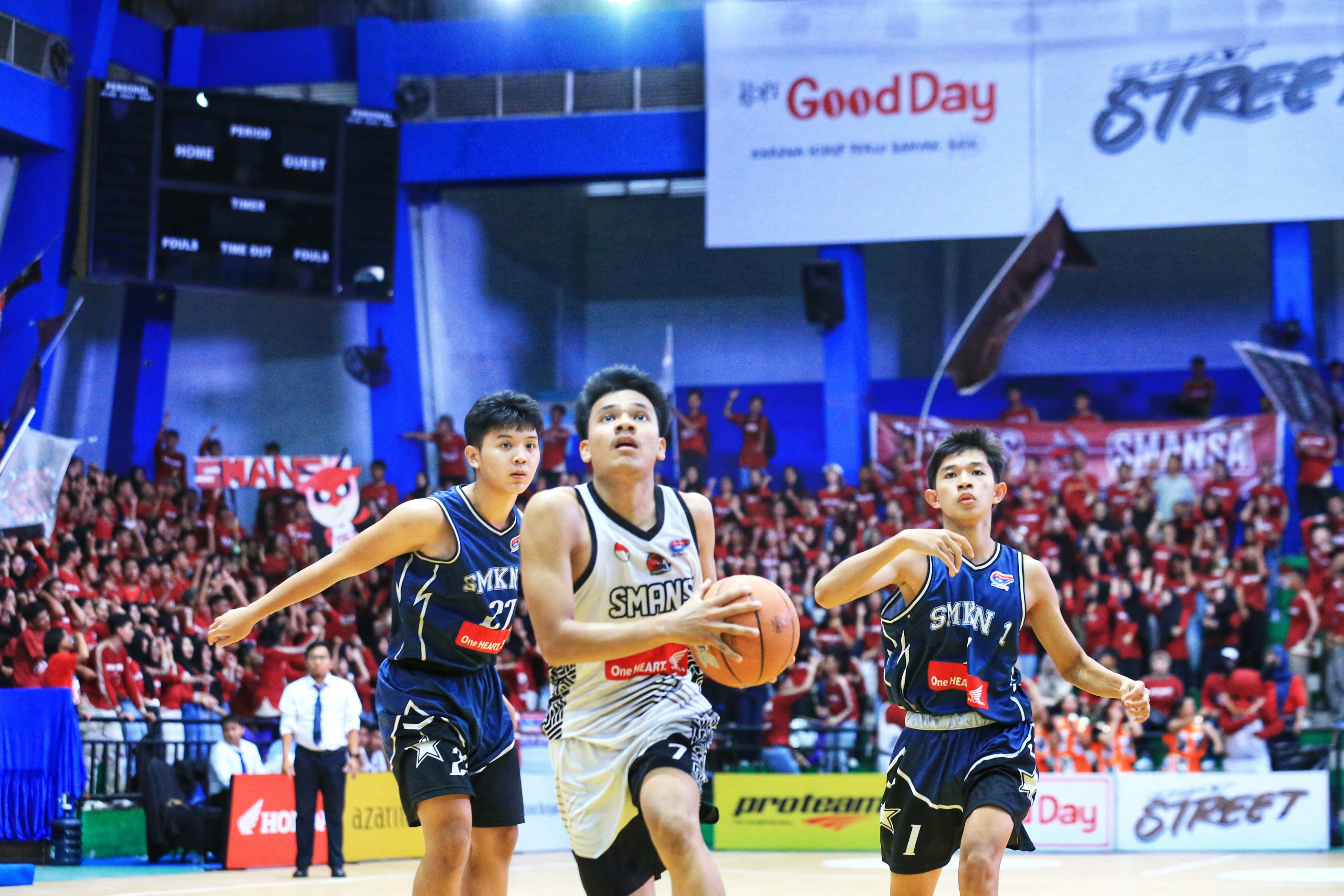 LAGA SERU:Pemain SMAN 1 Banjarbaru melewati penjagaan ketat pemain SMKN 1 Banjarmasin di laga perdana DBL Banjarmasin 2025 di GOR Hasanuddin HM, Sabtu (16/8/2025).