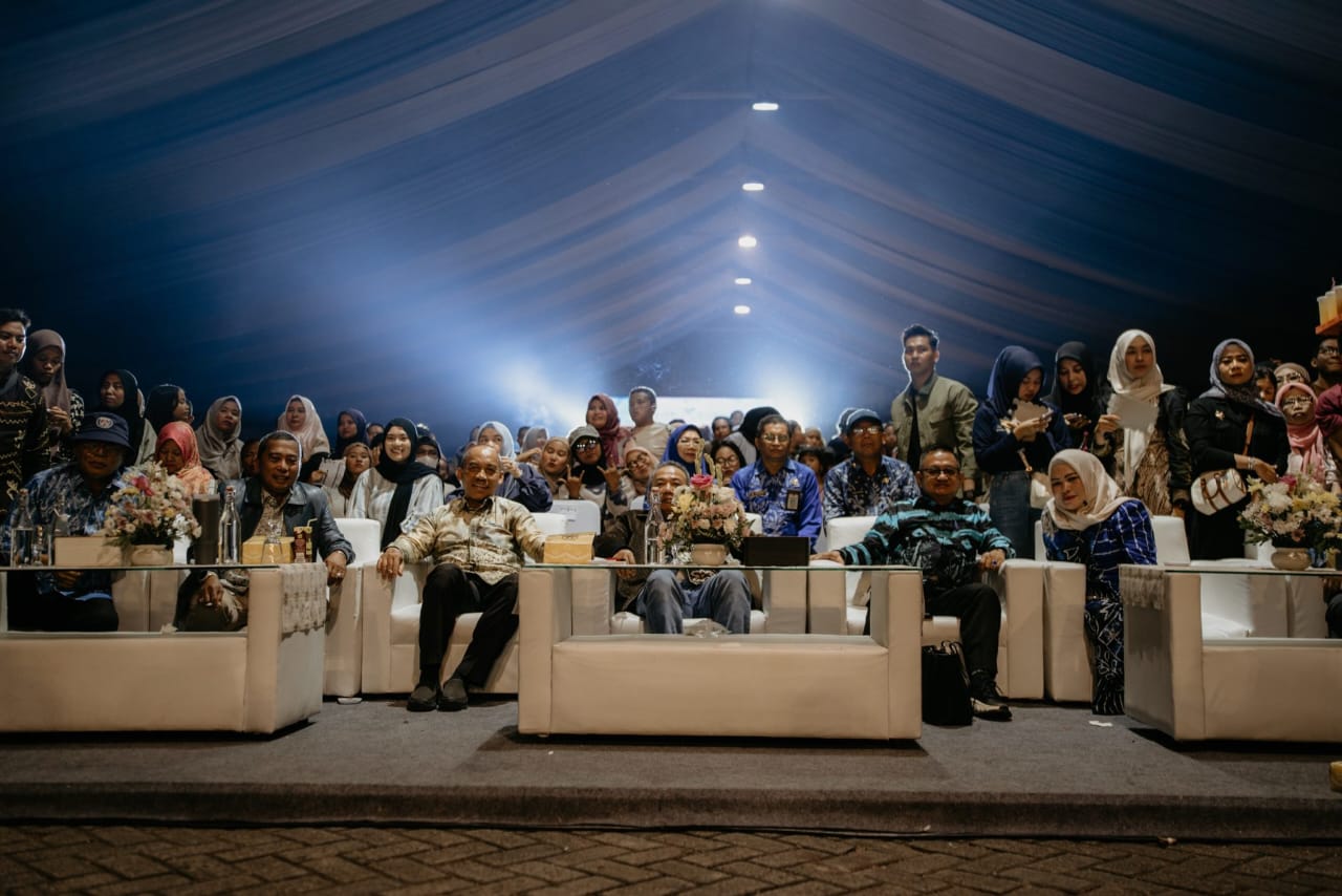 MERIAH:Ribuan masyarakat Banua ikut menyaksikan rangkaian acara puncak Hari Jadi ke-75 Provinsi Kalimantan Selatan yang ditutup secara resmi oleh Pemerintah Provinsi Kalsel, Jumat (15/8/2025) malam.