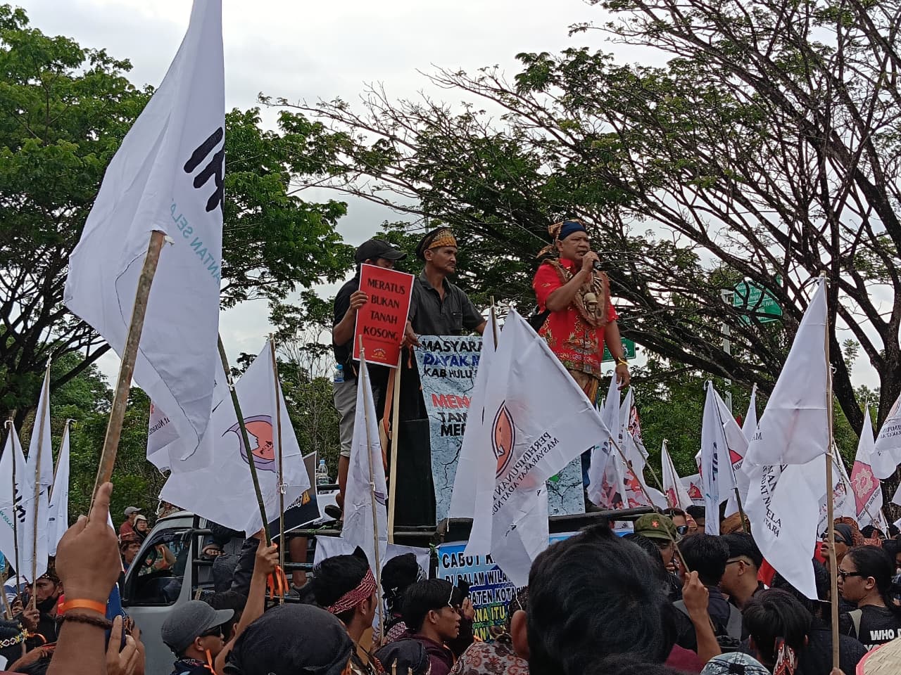 DEMO: Gubernur Kalsel Muhidin didampingi Wakil Gubernur Kalsel Hasnuryadi Sulaiman berdialog langsung dengan massa yang tergabung dalam Aliansi Masyarakat Adat se-Kalsel.