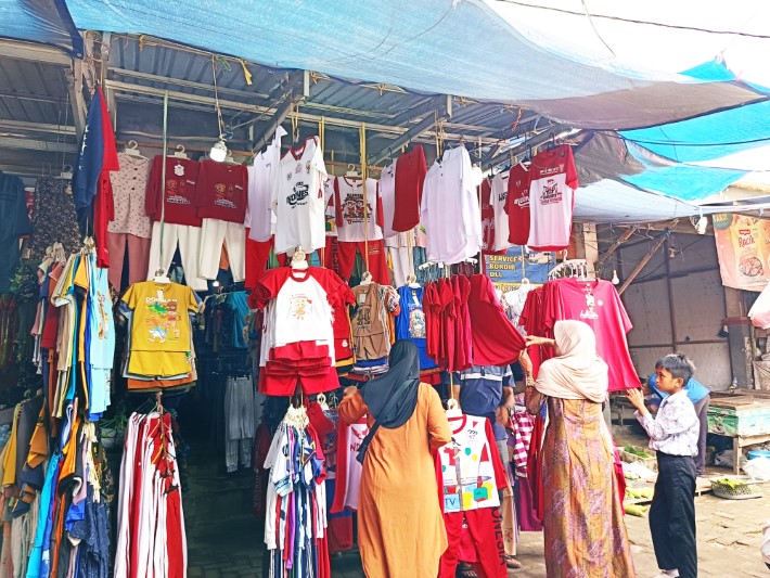 MEMILIH: Para pembeli saat memilih baju merah putih di salah satu lapak di Pasar Ulin Raya, Kecamatan Landasan Ulin, Jumat (15/8).