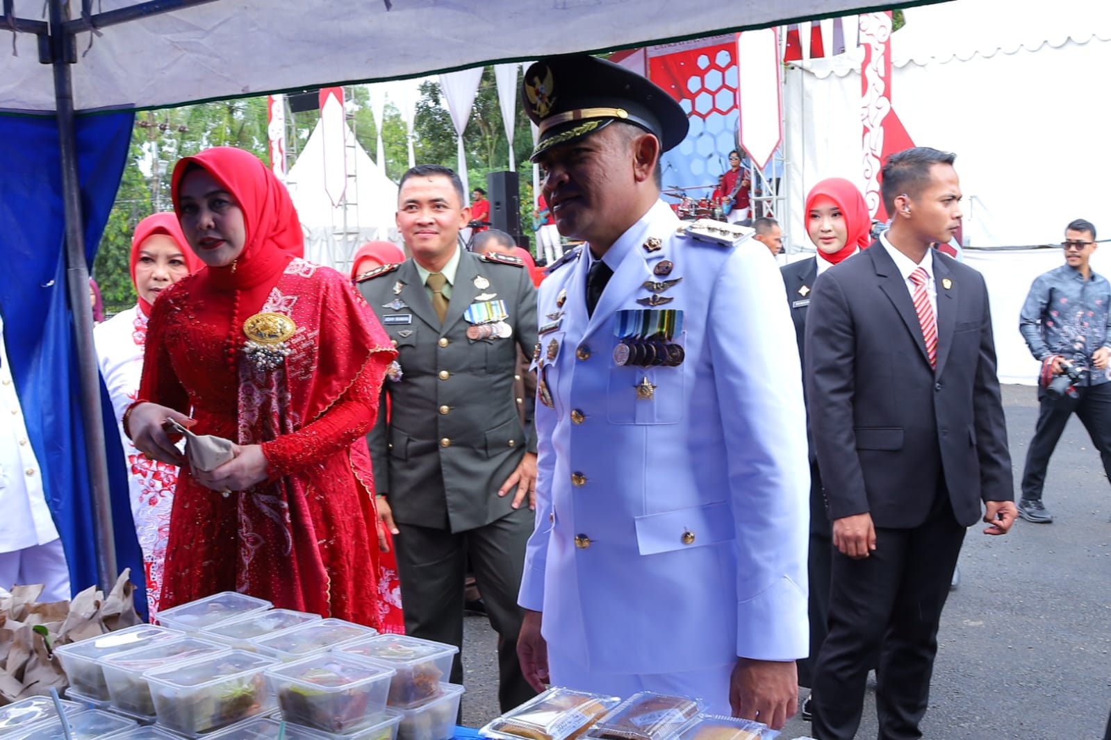 GRATIS : Bupati Tala H Rahmat Trianto didampingi Ketua TP-PKK Tala Hj Dian Cahyani meninjau stand Pesta Rakyat di Halaman Pertasi Kencana Pelaihari.