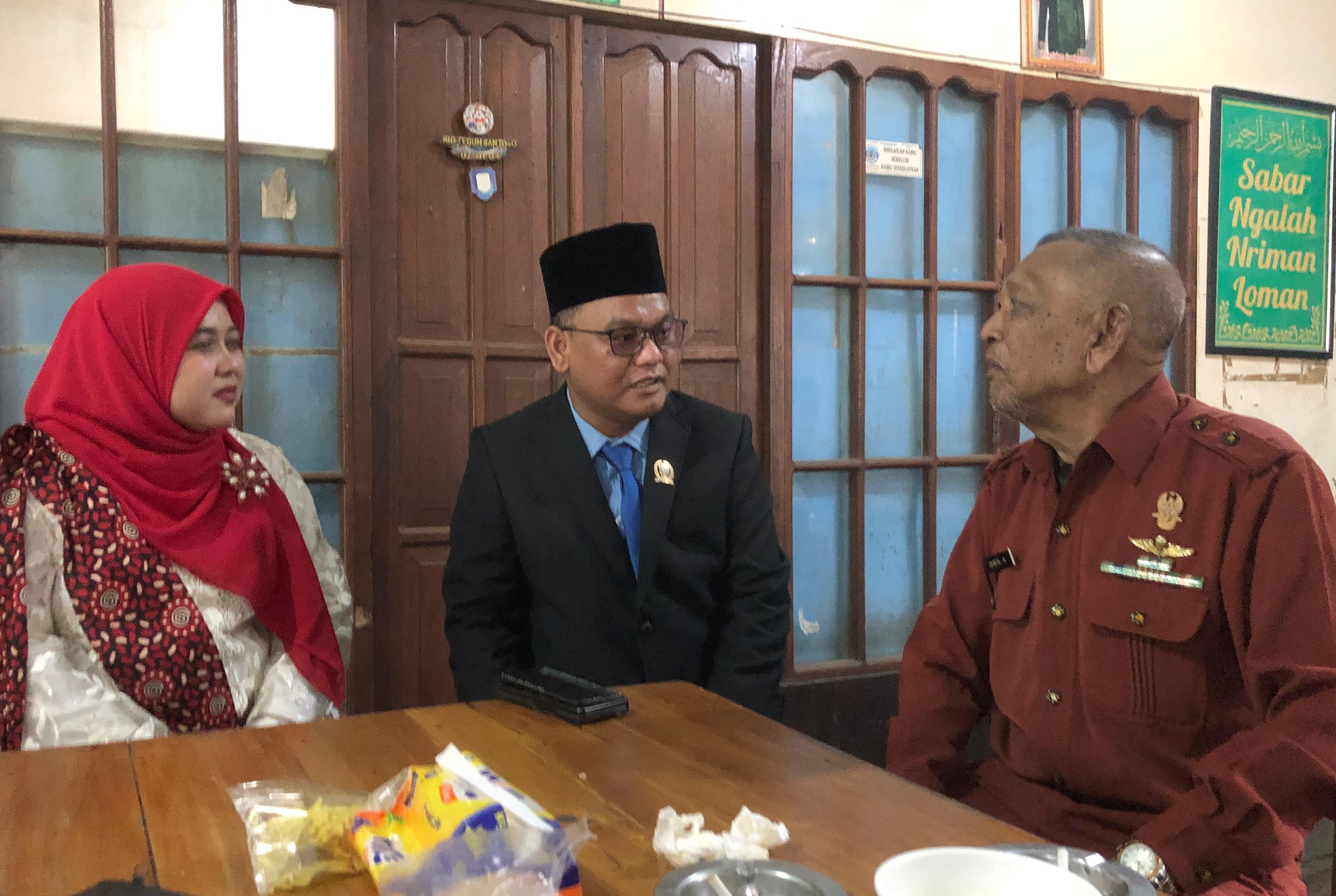 NGOBROL:Awaludin, Wakil Ketua DPRD Kotabaru bersama istrinya ngobrol dengan Idris, veteran pensiunan TNI AD, Minggu (17/8/2025).