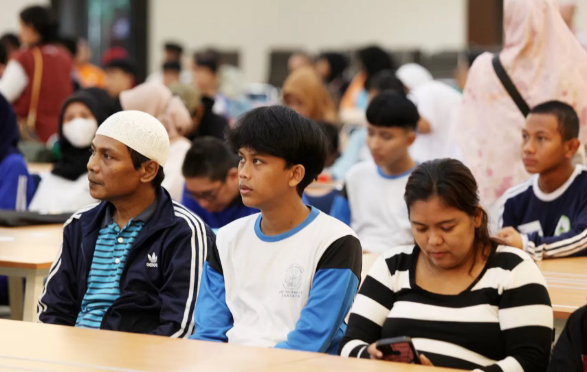 SEKOLAH RAKYAT Sejumlah siswa mengikuti masa Pengenalan Sekolah Rakyat Tahun Ajaran 2025/2026 di Sekolah Rakyat Menengah Atas (SRMA) 10 di Kemensos, Kebayoran Lama, Jakarta Selatan, Senin (14/7).