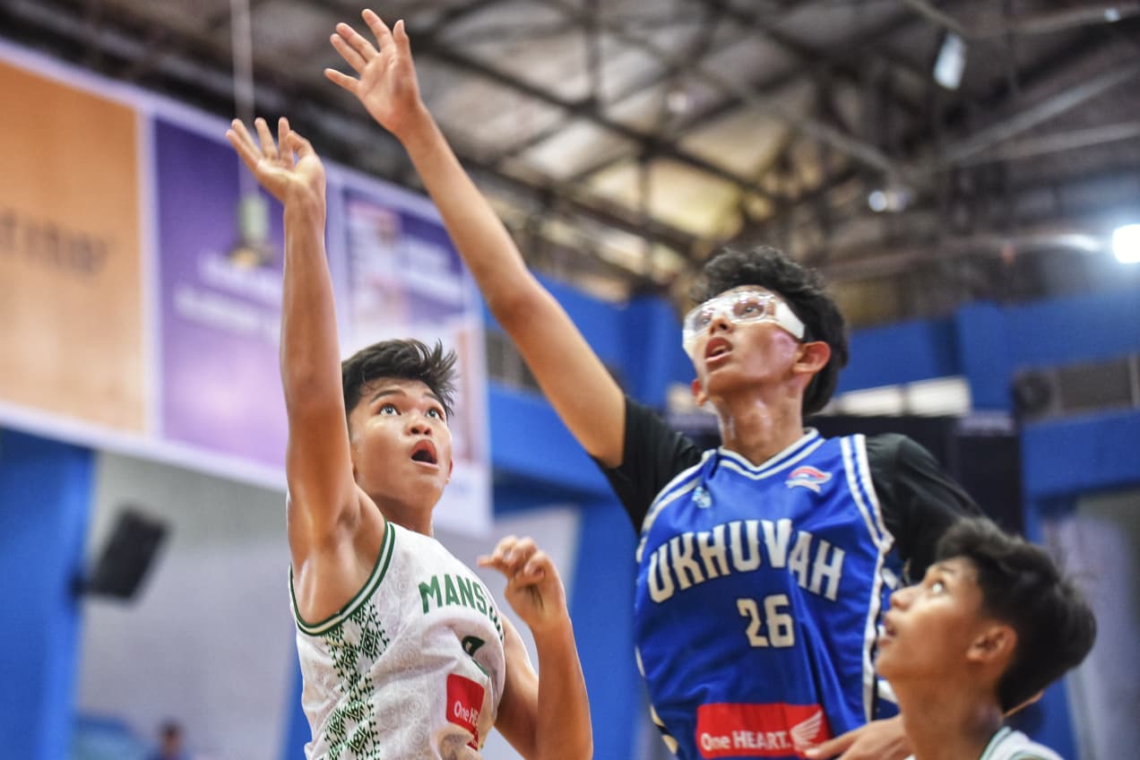 MEMASUKKAN: Aksi pemain Mansahute berusaha memasukkan bola melewati penjagaan ketat pemain SMA IT Ukhuwah dalam laga DBL Banjarmasin 2025 di GOR Hasanuddin HM, Senin (18/8/2025).