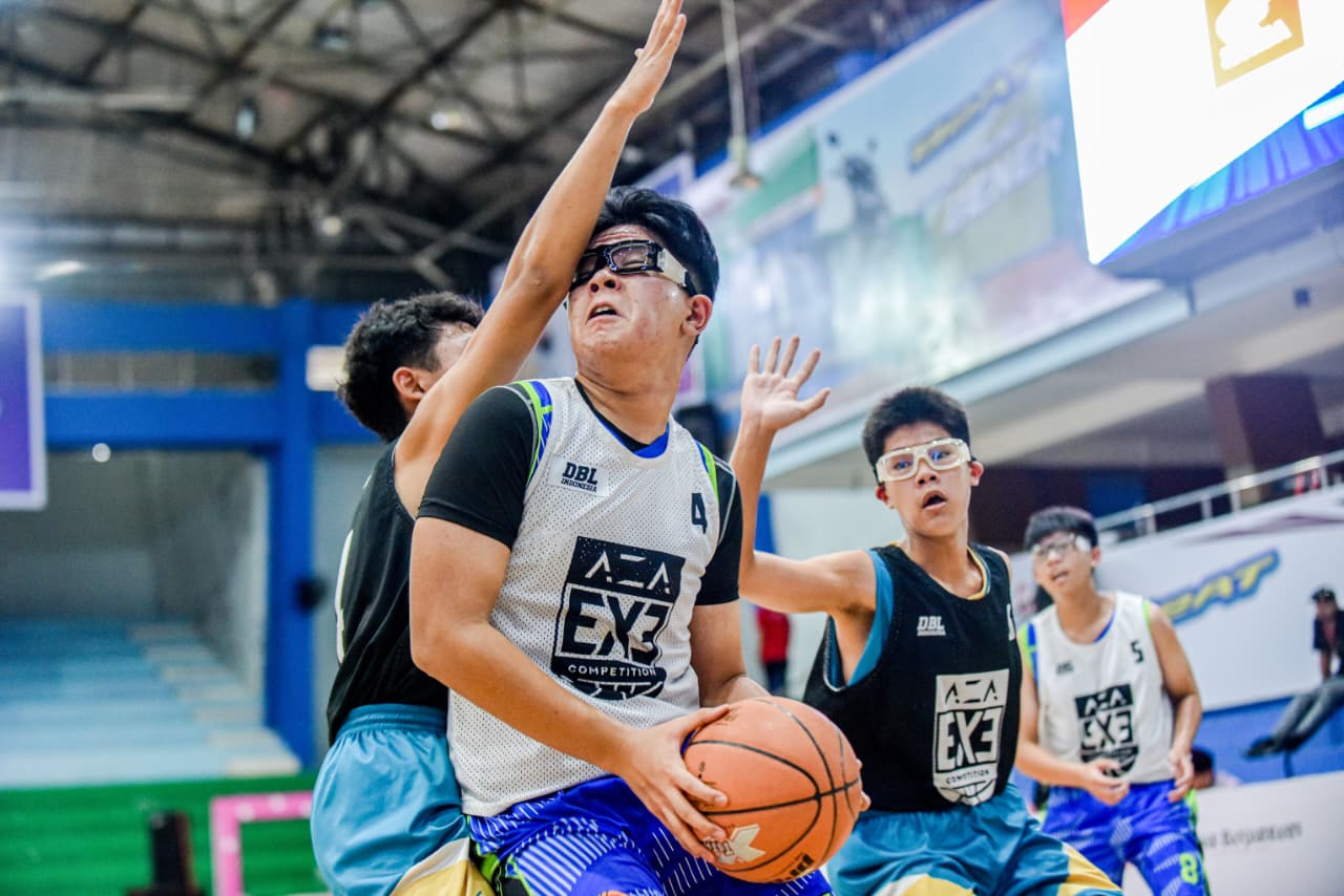 SENGIT: Suasana sengit pertandingan di GOR Hasanuddin HM, Banjarmasin, pada ajang AZA 3X3 Competition Honda DBL Banjarmasin 2025, Senin (18/8).