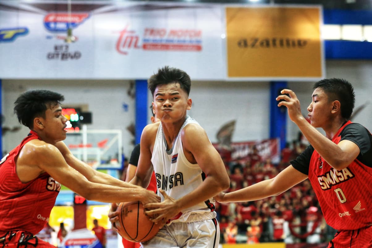 MELEWATI: Pemain SMAN 1 Banjarmasin berusaha melewati hadangan pemain SMAN 1 Banjarbaru dalam laga derbi bergengsi Honda DBL with Kopi Good Day 2025 South Kalimantan Series di GOR Hasanuddin HM.