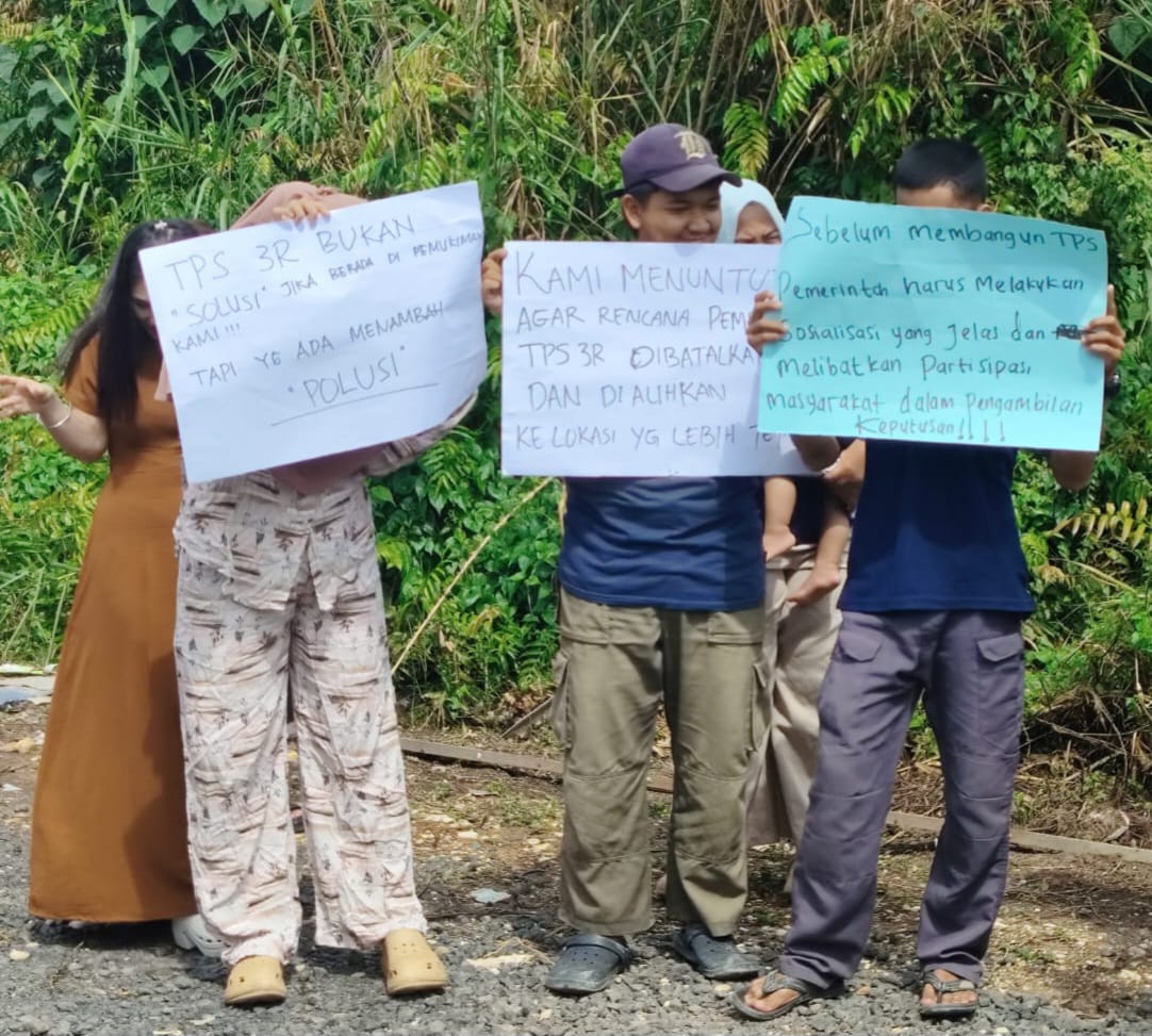 RESISTENSI: Warga Kompleks Ar-Rahman, Kelurahan Sungai Andai, Banjarmasin Utara melakukan aksi unjuk rasa untuk menyuarakan penolakan terhadap rencana pembangunan TPS3R di dekat pemukiman mereka.