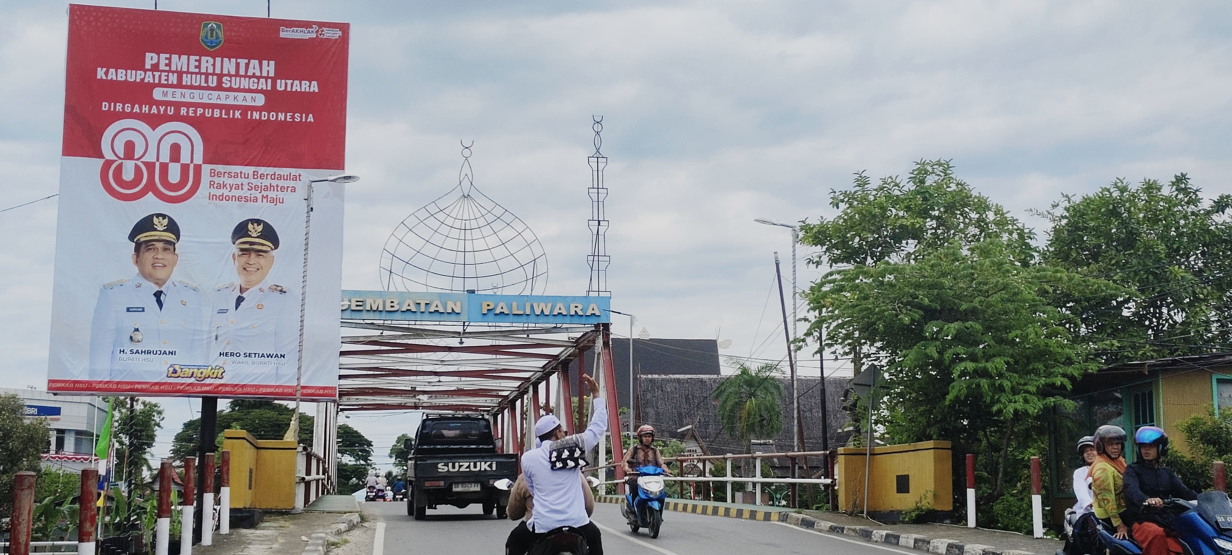 SIMBOL: Jembatan Pariwara di Kota Amuntai, berwarna merah merupakan simbol semangat perjuangan masyarakat Kota Amuntai, terhadap penjajah dalam merebut dan mempertahankan kemerdekaan. (Foto: M.Akbar/R