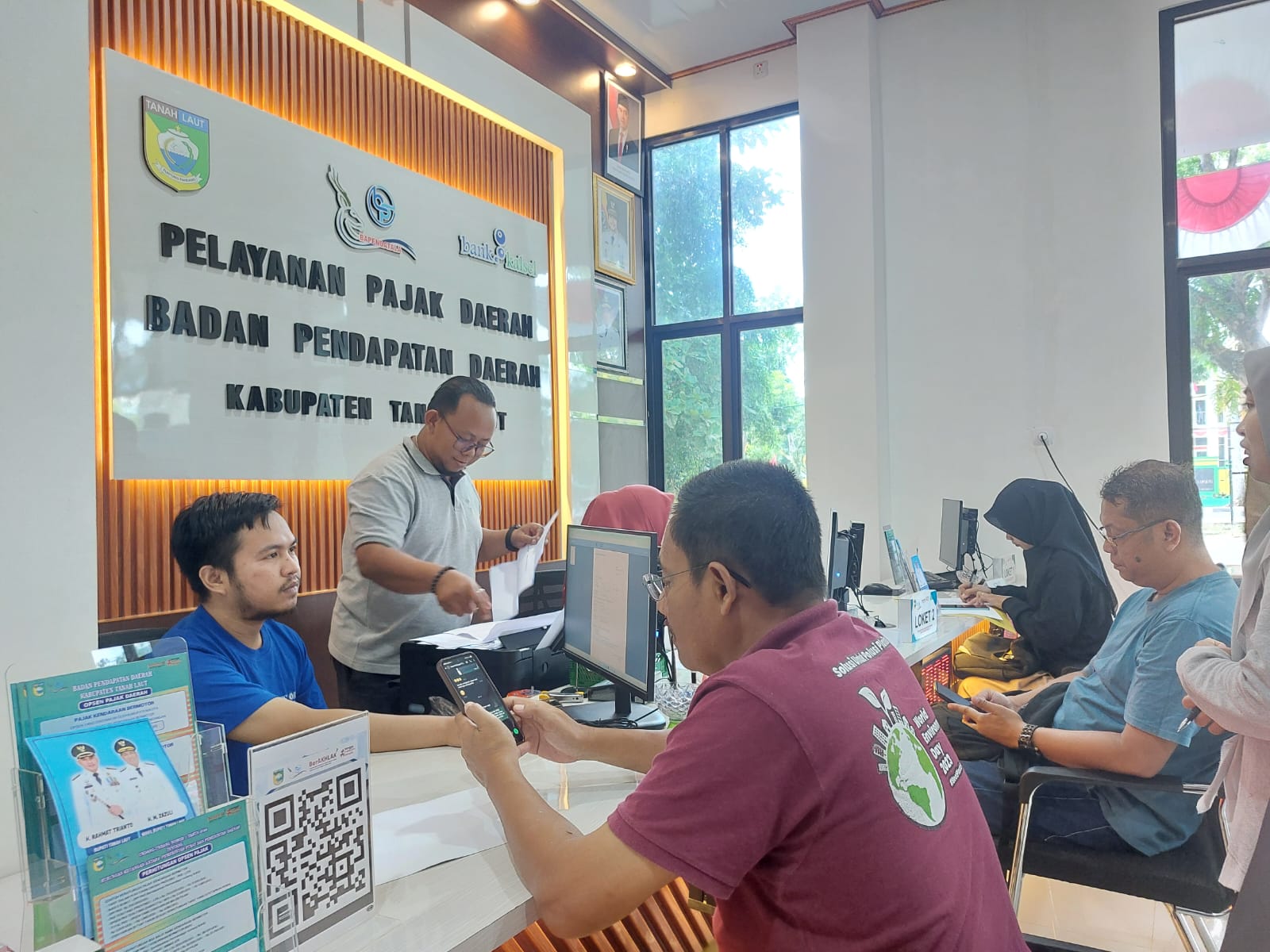KABAR GEMBIRA: Suasana pelayanan di Kantor Bapenda Tala di Jalan Hadji Boejasin Pelaihari.