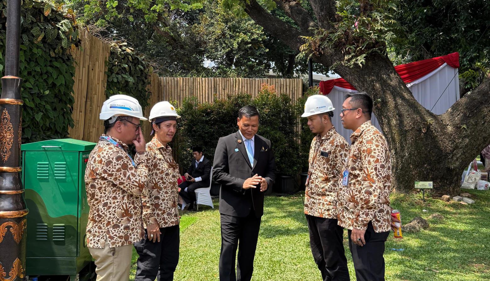 KOORDINASI:Petugas PLN dan Kepala Biro Umum Deputi I Setpres, Brigjen TNI Mulyadi (tengah), memastikan keandalan kelistrikan berlapis di Istana Negara, demi lancarnya perayaan HUT ke-80 RI.