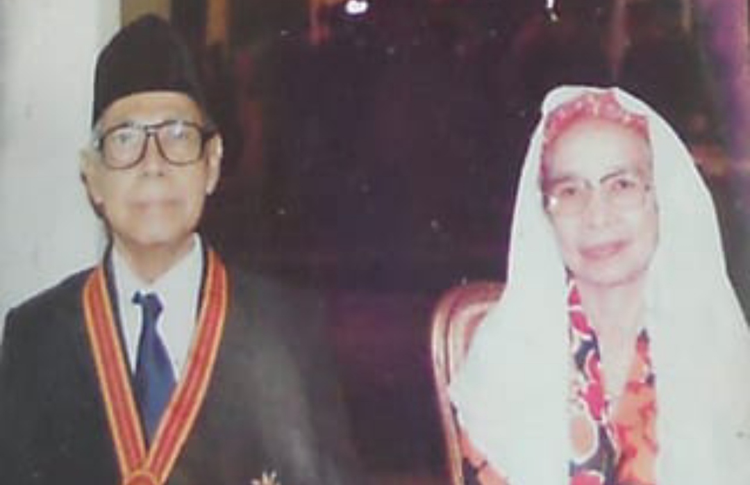 TANPA GELAR PAHLAWAN : AA Hamidhan bersama istri