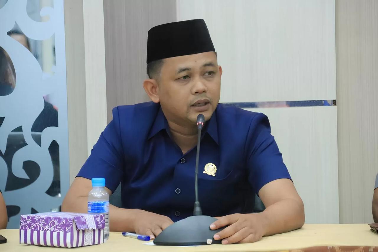 PEMAPARAN: Anggota DPRD Tanah Bumbu Makhruri saat menghadiri kegiatan di Gedung DPRD Tanah Bumbu. (Foto: Humas DPRD Tanah Bumbu untuk Radar Banjarmasin)