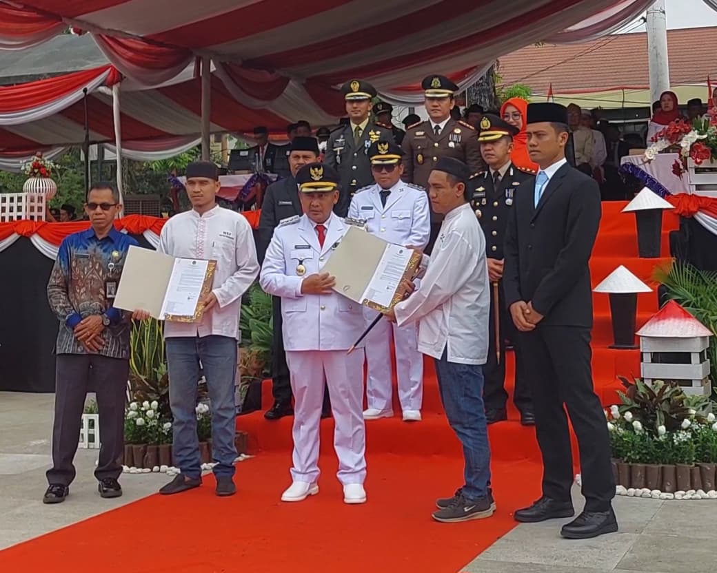 SIMBOLIS: Bupati HST Samsul Rizal menyerahkan berita acara remisi kepada warga binaan secara simbolis.