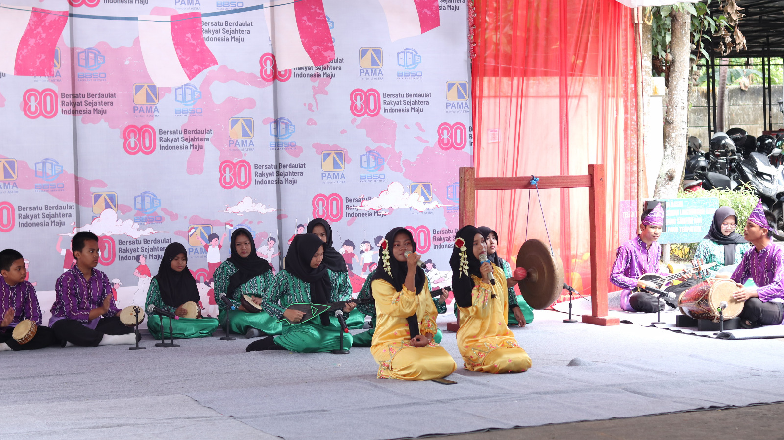 SENİ: Siswa-siswi SMP Negeri 15 Banjarbaru, binaan PAMA BBSO menampilkan tari tradisional dan musik panting memeriahkan HUT ke-80 RI.
