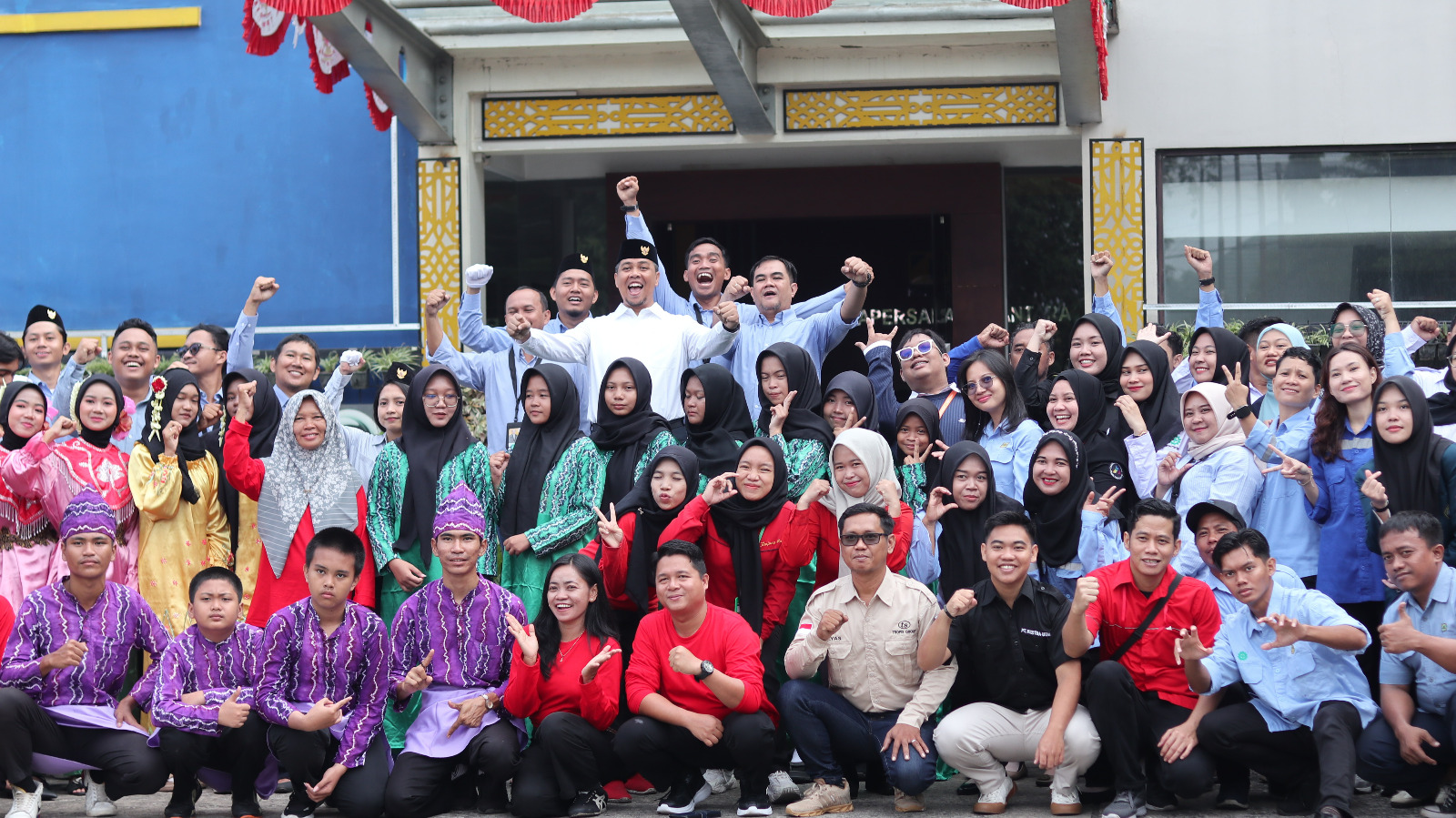 MOMEN: Karyawan PAMA dan Subcont serta mitra foto bersama setelah peringatan HUT ke-80 RI di Kantor PAMA BBSO.