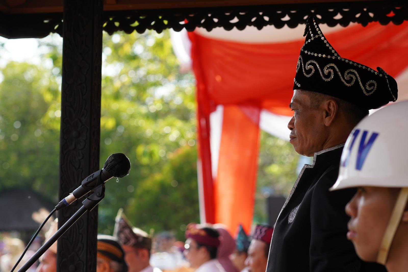 UPACARA: Rektor ULM Prof Ahmad memimpin upacara HUT ke-80 RI bersama civitas academica di Kampus Banjarmasin.