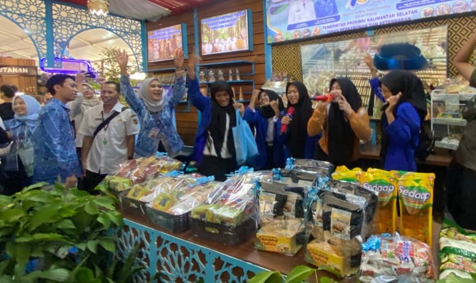 RAMAI: Stan di Kalsel Expo tahun ini ramai dikunjungi masyarakat.