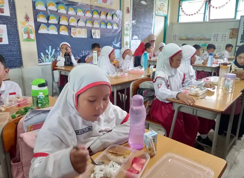PROGRAM JUMBO: Siswa menikmati program Makan Bergizi Gratis (MBG) di Surabaya.