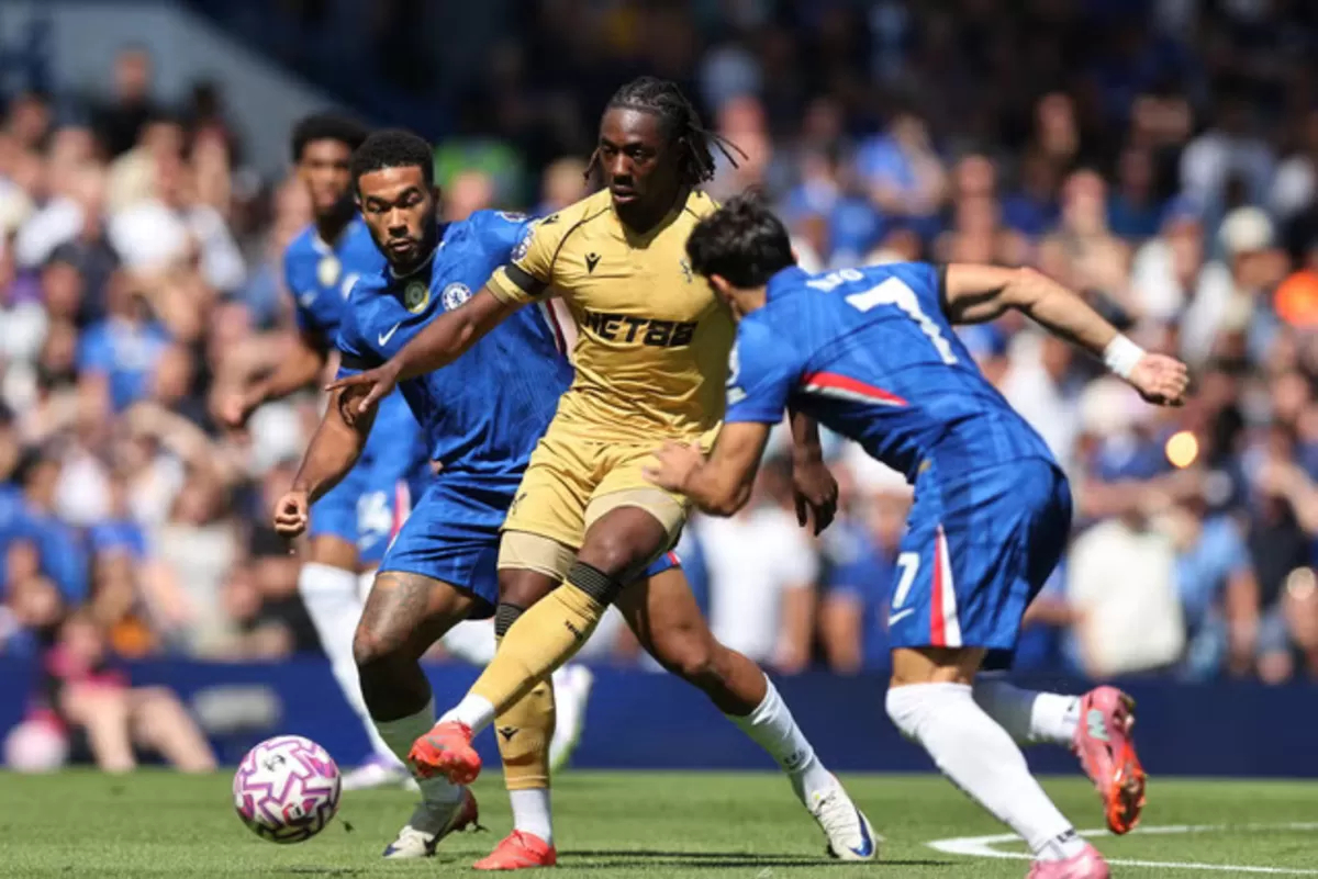 MEMBOMBARDIR: Pemain Crystal Palace, Eberiche Eze membombardir pertahanan Chelsea.