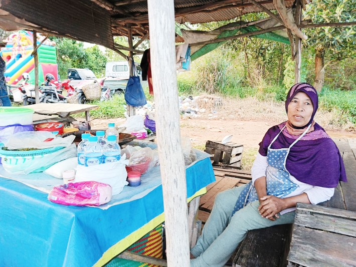 MENUNGGU: Bonang sedang menunggu pembeli di pasar malam di Guntung Manggis, Kecamatan Landasan Ulin.