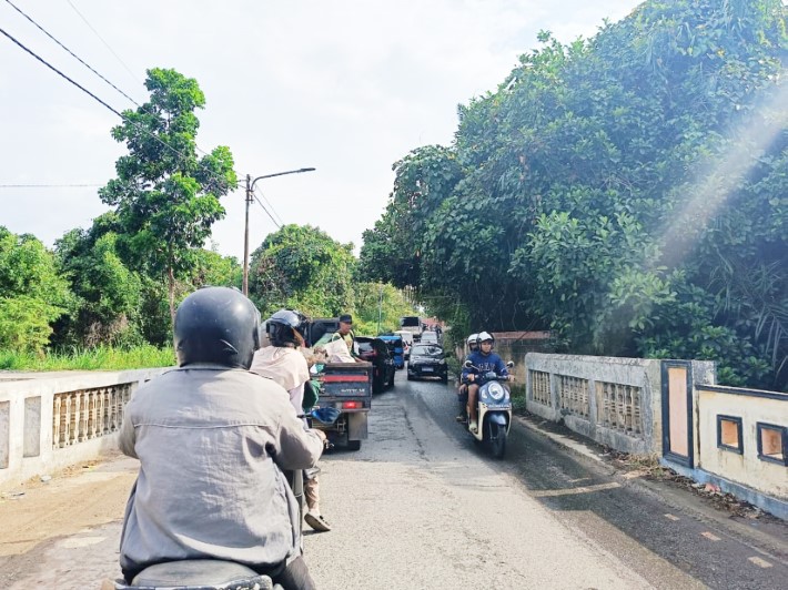 PADAT: Jalan Sidodadi 2, Kelurahan Loktabat Selatan, Kecamatan Banjarbaru Selatan saat dipadati kendaraan.