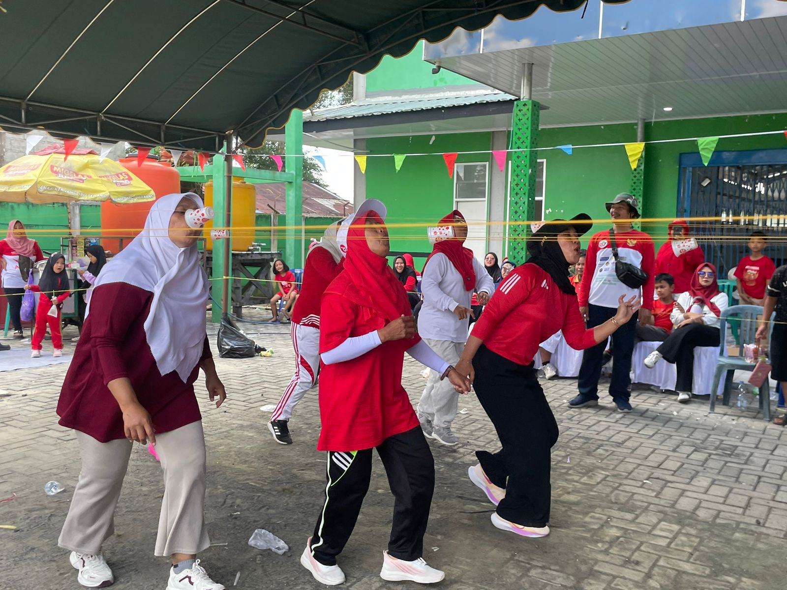 MERIAH: Warga sekitar mengikuti berbagai lomba khas 17an di event Yamaha Grebek Kampung Banjarbaru 2025 di Pasar Laura Baru Banjarbaru.