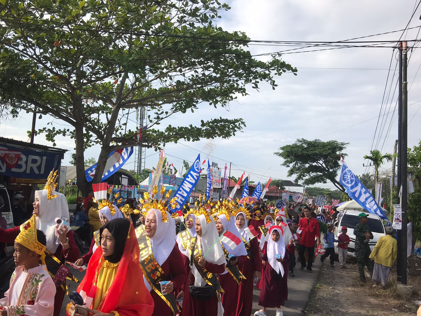 KREATIF: Para peserta karnaval adat event Yamaha Grebek Kampung 2025 di Sukamara mengenakan pakaian adat dengan semangat merah putih, Minggu (17/8/2025).