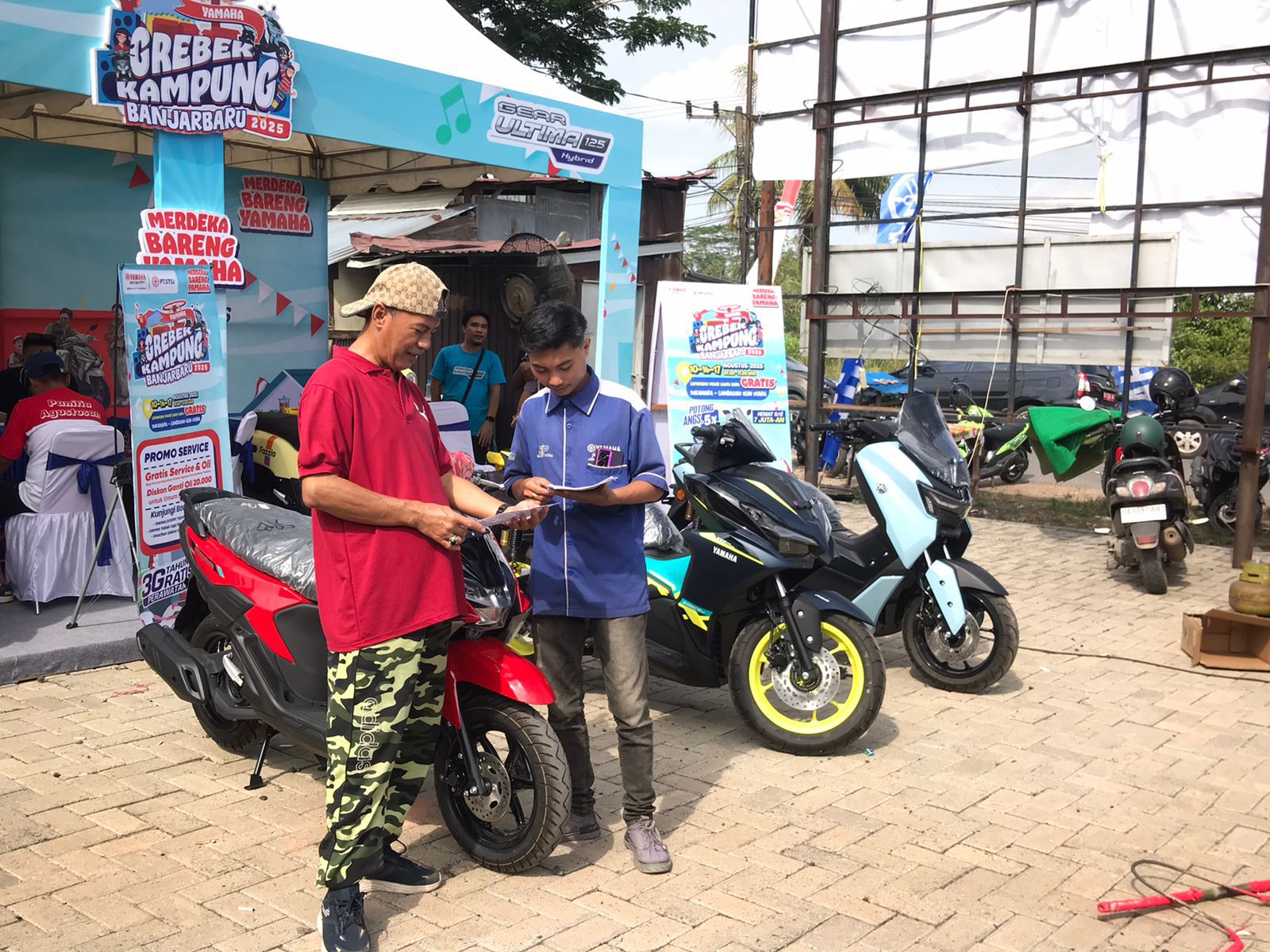 PROMO MENARIK: Booth Yamaha menampilkan berbagai produk motor Yamaha di event Yamaha Grebek Kampung 2025 di Sukamara, Banjarbaru.