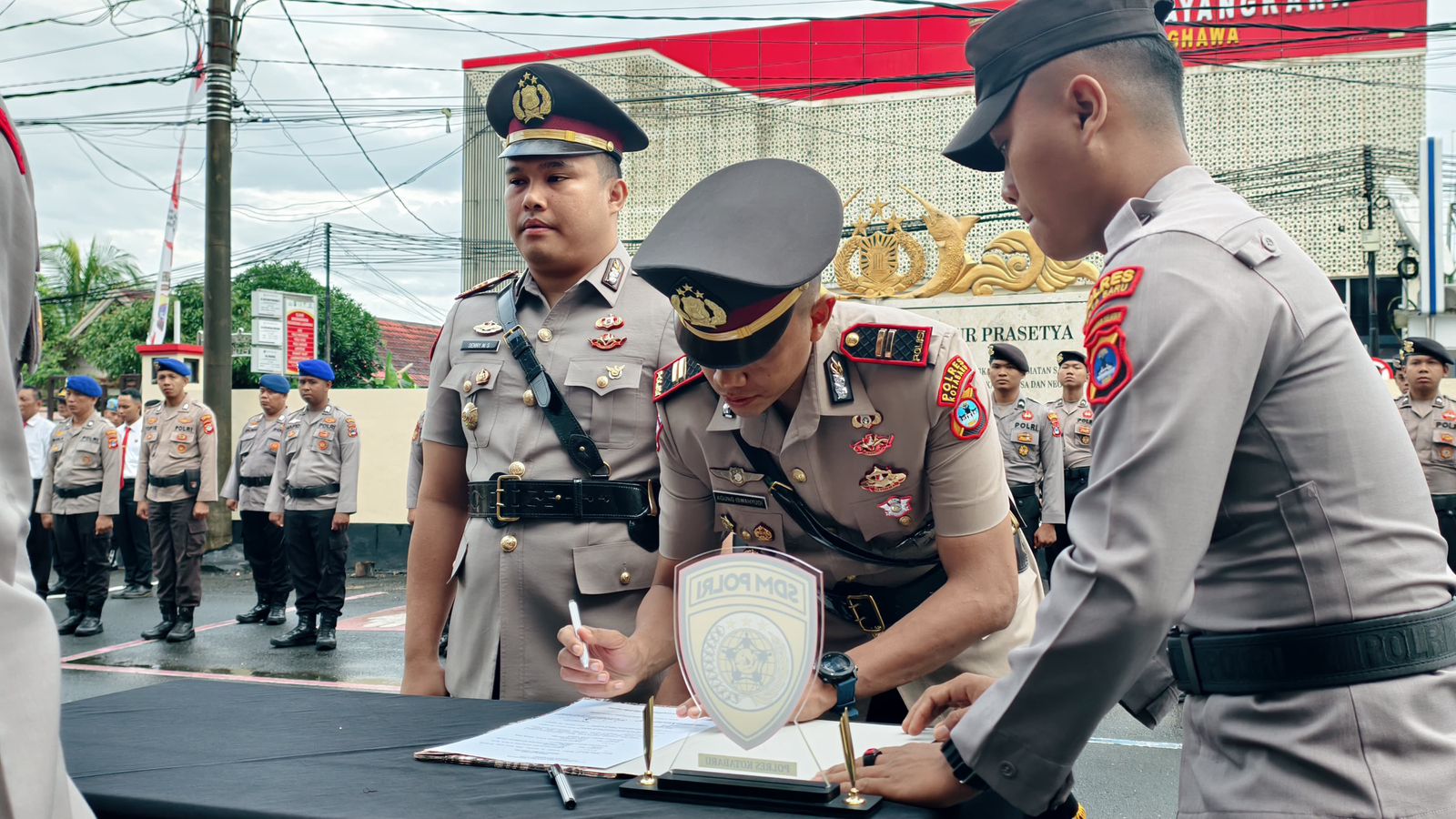 SERTIJAB: Pergantian Kasat Lantas Polres Kotabaru dari AKP Denny Maulana Saputra, kepada IPTU Agung Iswahyudi.