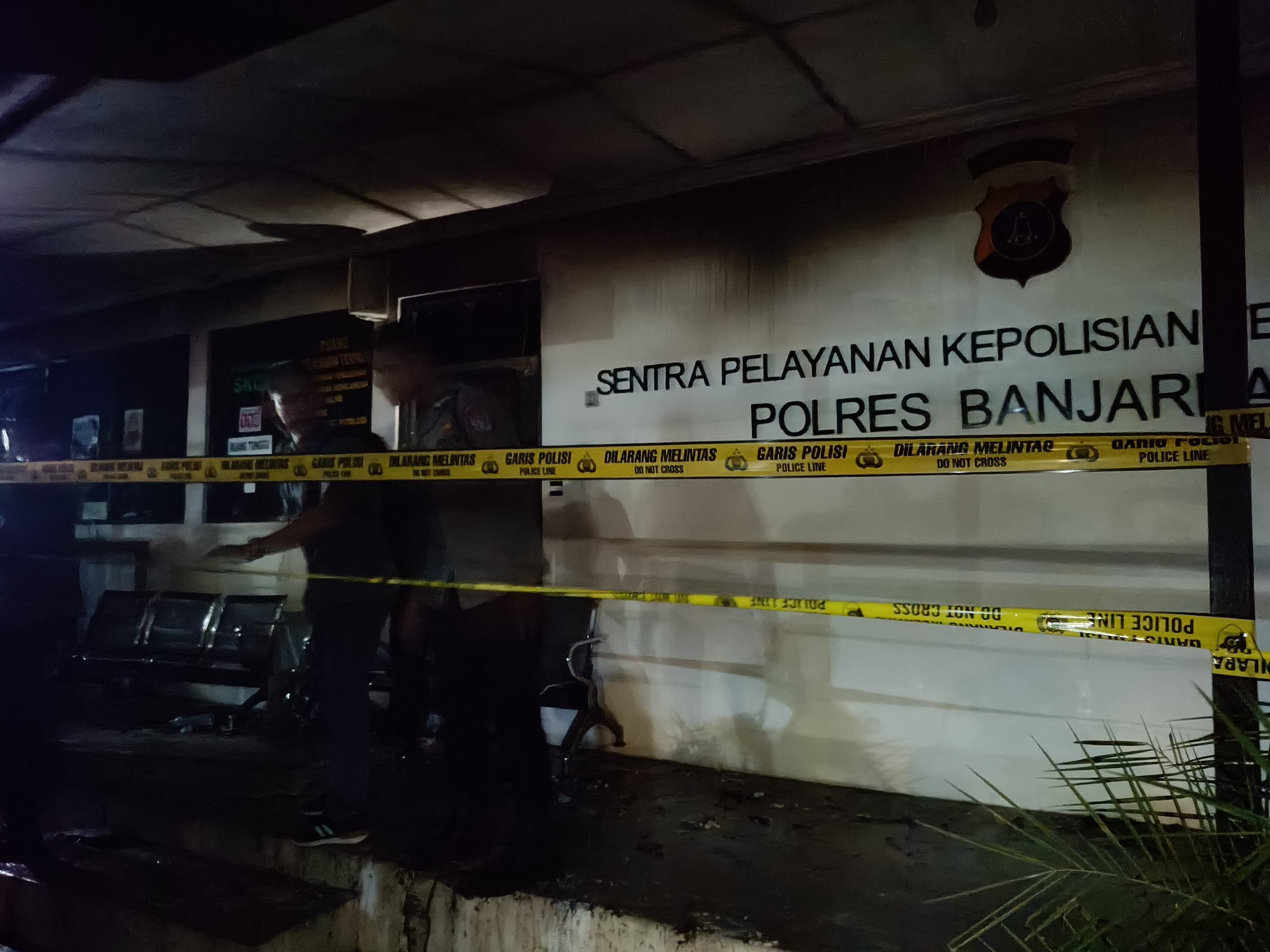 LUDES: Ruangan pelayanan Polres Banjarbaru yang ludes terbakar api beberapa waktu lalu.