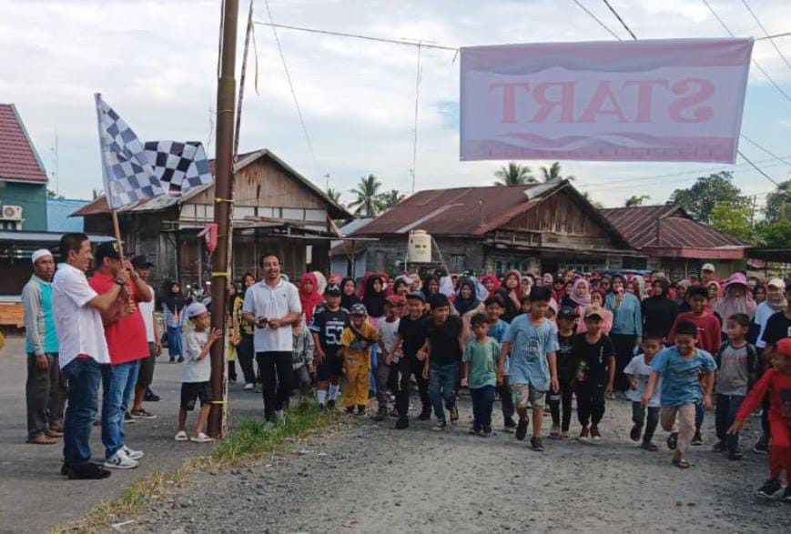 SERU: Ketua DPRD Tapin Achmad Riduan Syah bersama istri ikut jalan santai dengan masyarakat Desa Lawahan Kecamatan Tapin Selatan.