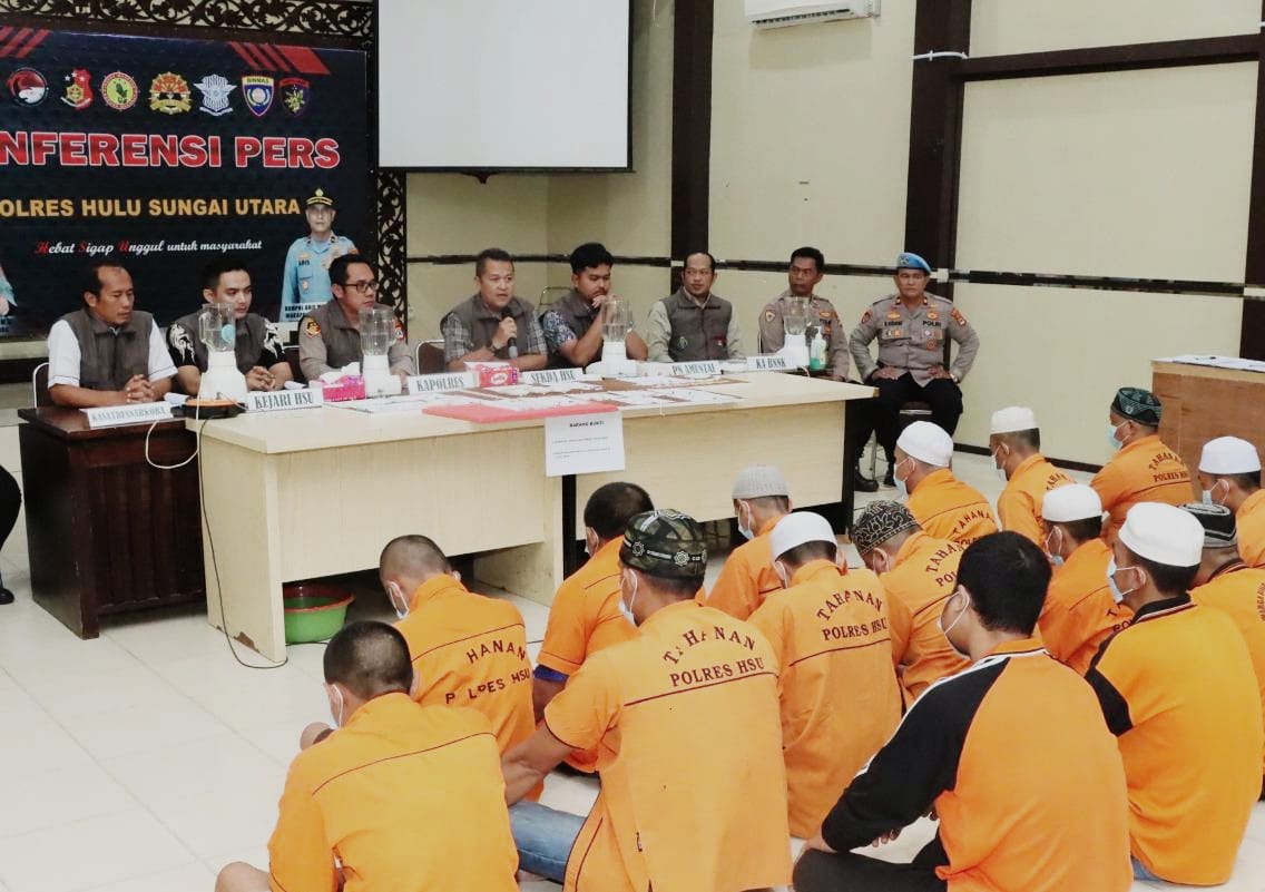 PEMUSNAHAN: Sekda HSU Adi Lesmana hadir dalam pemusnahan barang bukti tangkap sabu di Aula Jananuraga Polres HSU.
