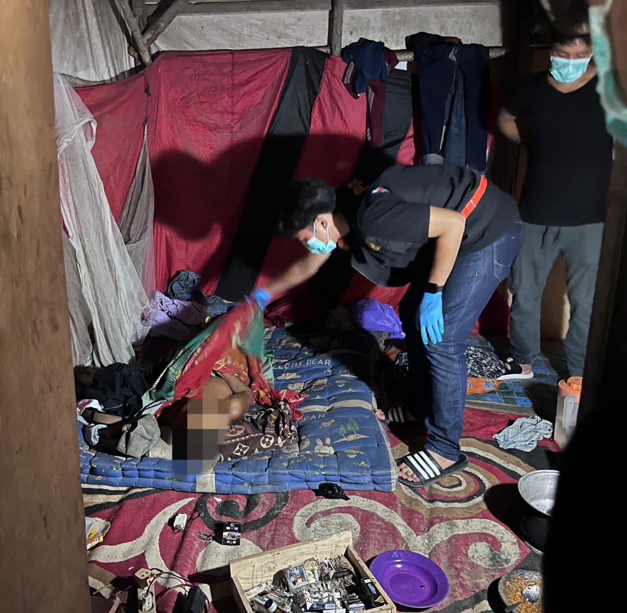 MENINGGAL : Jenazah Trojol saat ditemukan terbaring di pondok kebun cabai.
