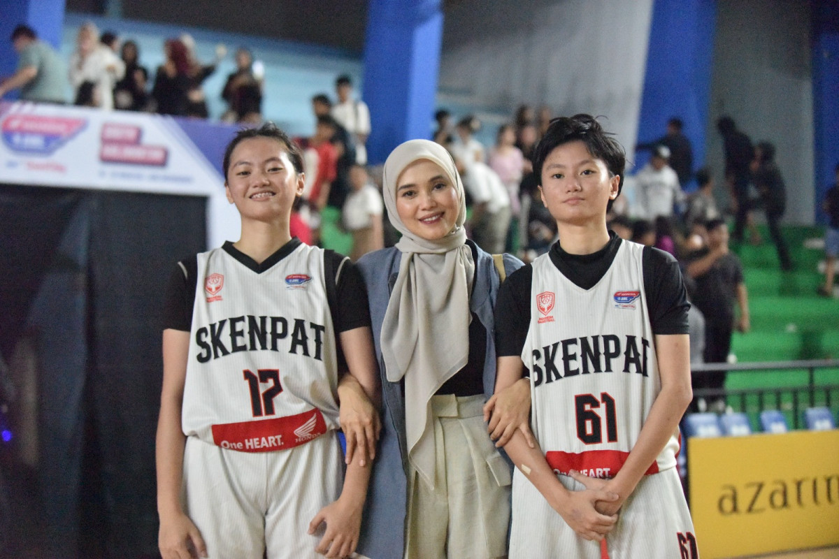 BERSAUDARA: Duo kembar andalan tim basket putri Skenpat, Amira Nafisa Rizani dan Ayra Nafisa Rizani bersama sang bunda.