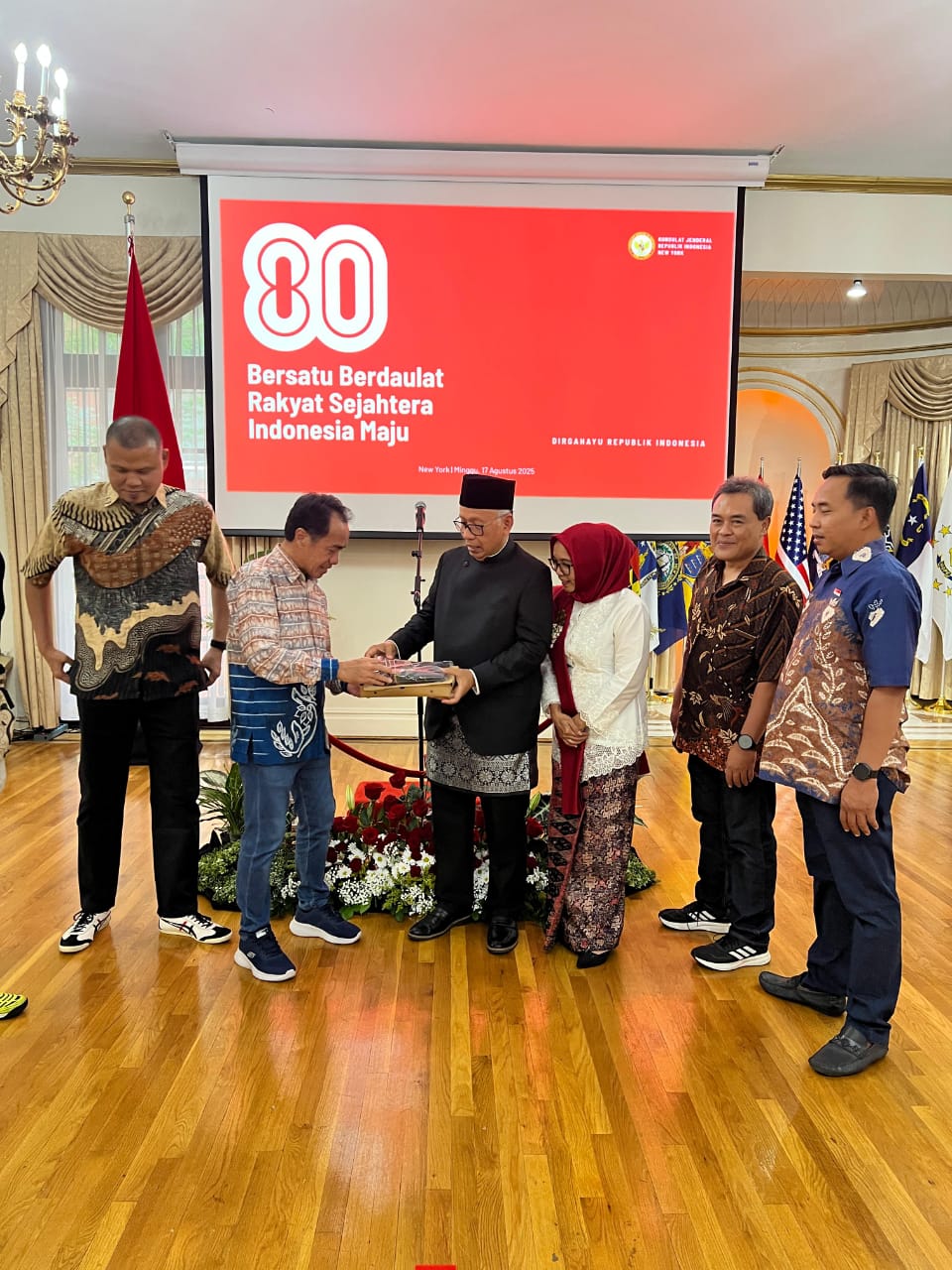 SUVENIR:Direktur Radar Banjarmasin, Suriansyah Achmad menyerahkan kain Sasirangan kepada Kepala Konsulat Jenderal RI New York, Winanto Adi.