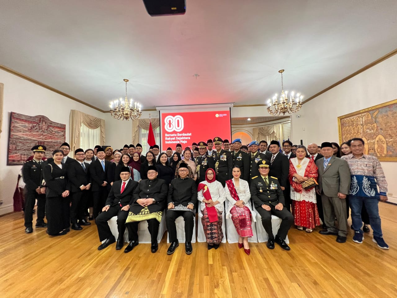 FOTO BERSAMA: Pejabat KJRI New York, petugas upacara, diaspora, tamu dan undangan di Pancasila Room, KJRI New York.