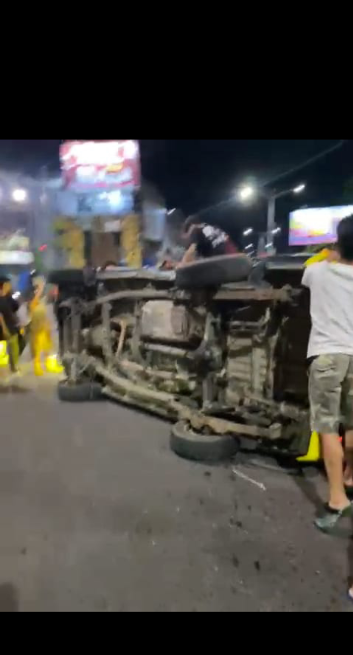TERBALIK:Sejumlah warga dan relawan lekas memberikan pertolongan setelah melihat mobil BPK terbalik.