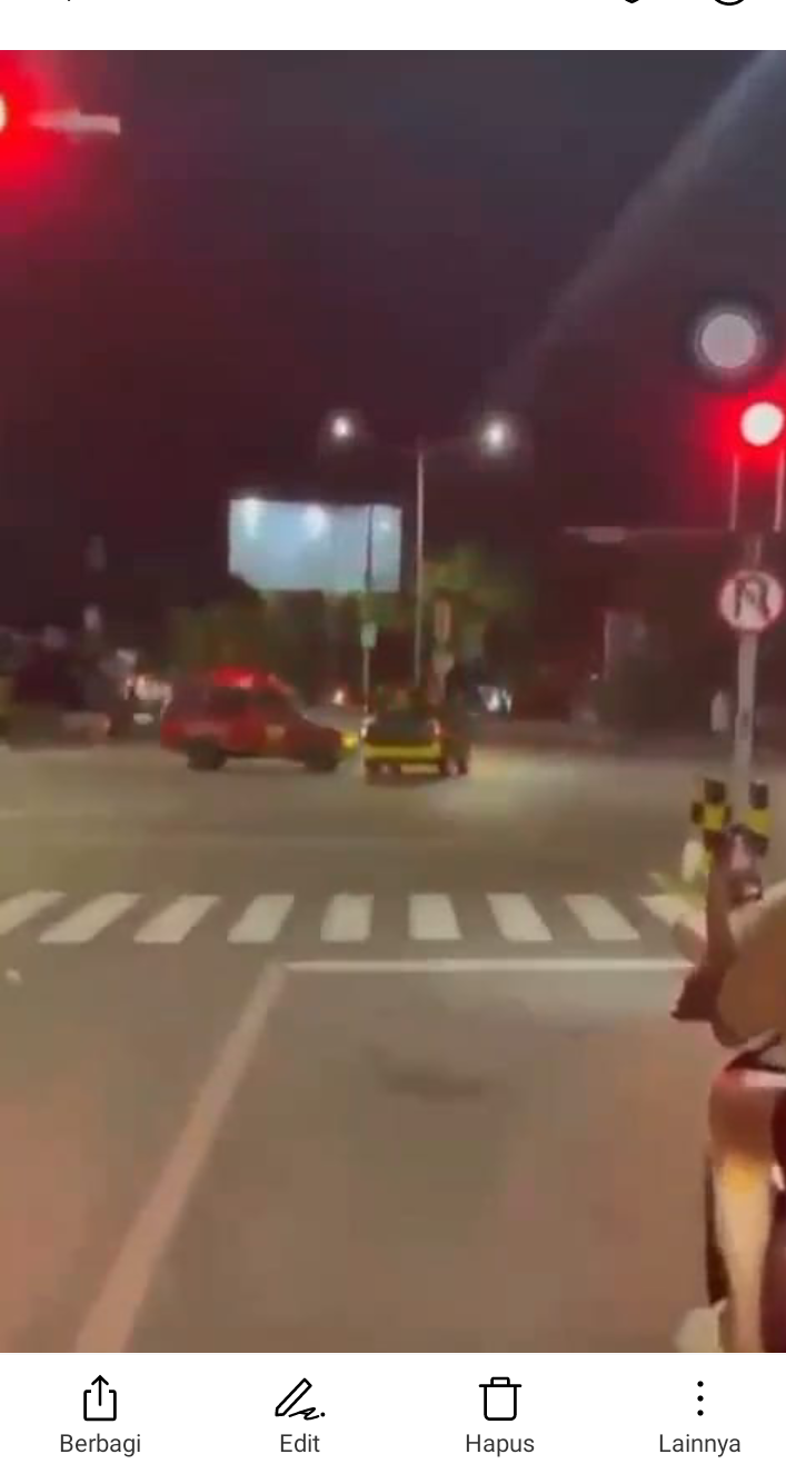 TERBALIK:Sejumlah warga dan relawan lekas memberikan pertolongan setelah melihat mobil BPK terbalik.