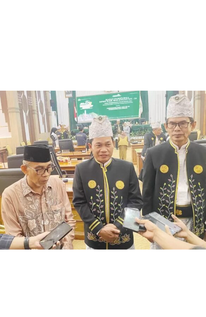 Bupati Balangan, H Abdul Hadi saat menjawab pertanyaan wartawan. (M Dirga/ Radar Banjarmasin)
