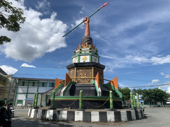 TUGU: Tugu Pahlawan 7 Februari Pagatan di Kota Pagatan, Kecamatan Kusan Hilir, Kabupaten Tanah Bumbu.