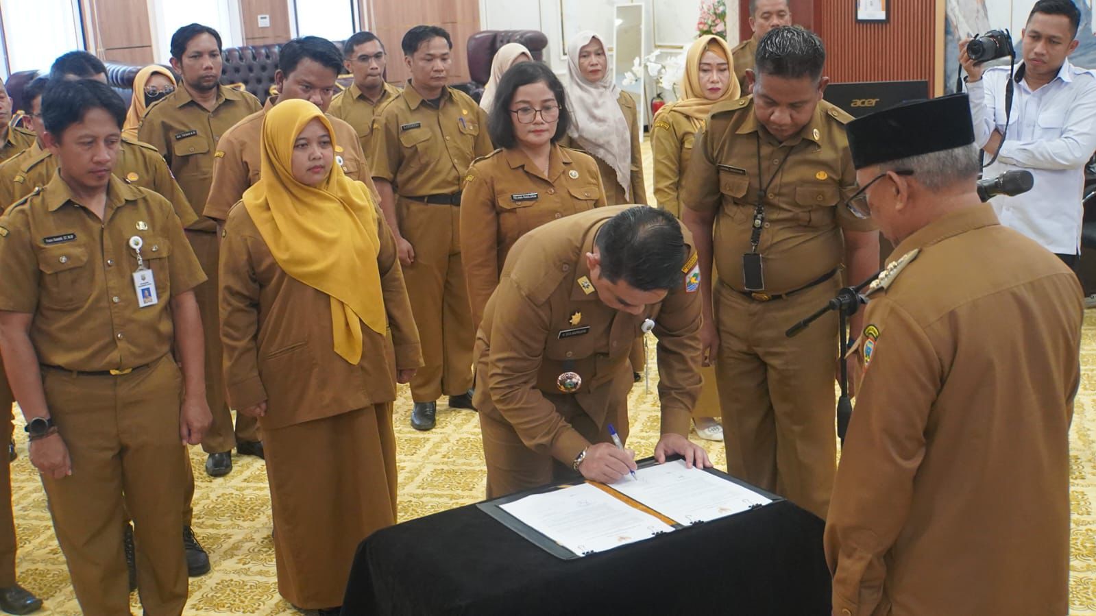 PELANTIKAN: Bupati Kotabaru H Muhammad Rusli melantik pejabat baru untuk mensukseskan pemerintahannya. Foto: Prokopim untuk Radar Banjarmasin.