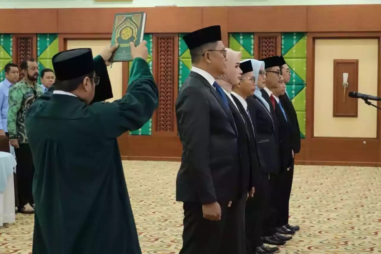 DILANTIK: Tujuh Komisioner KPID Kalsel akhirnya dilantik, meski di tengah gugatan di PTUN Banjarmasin.