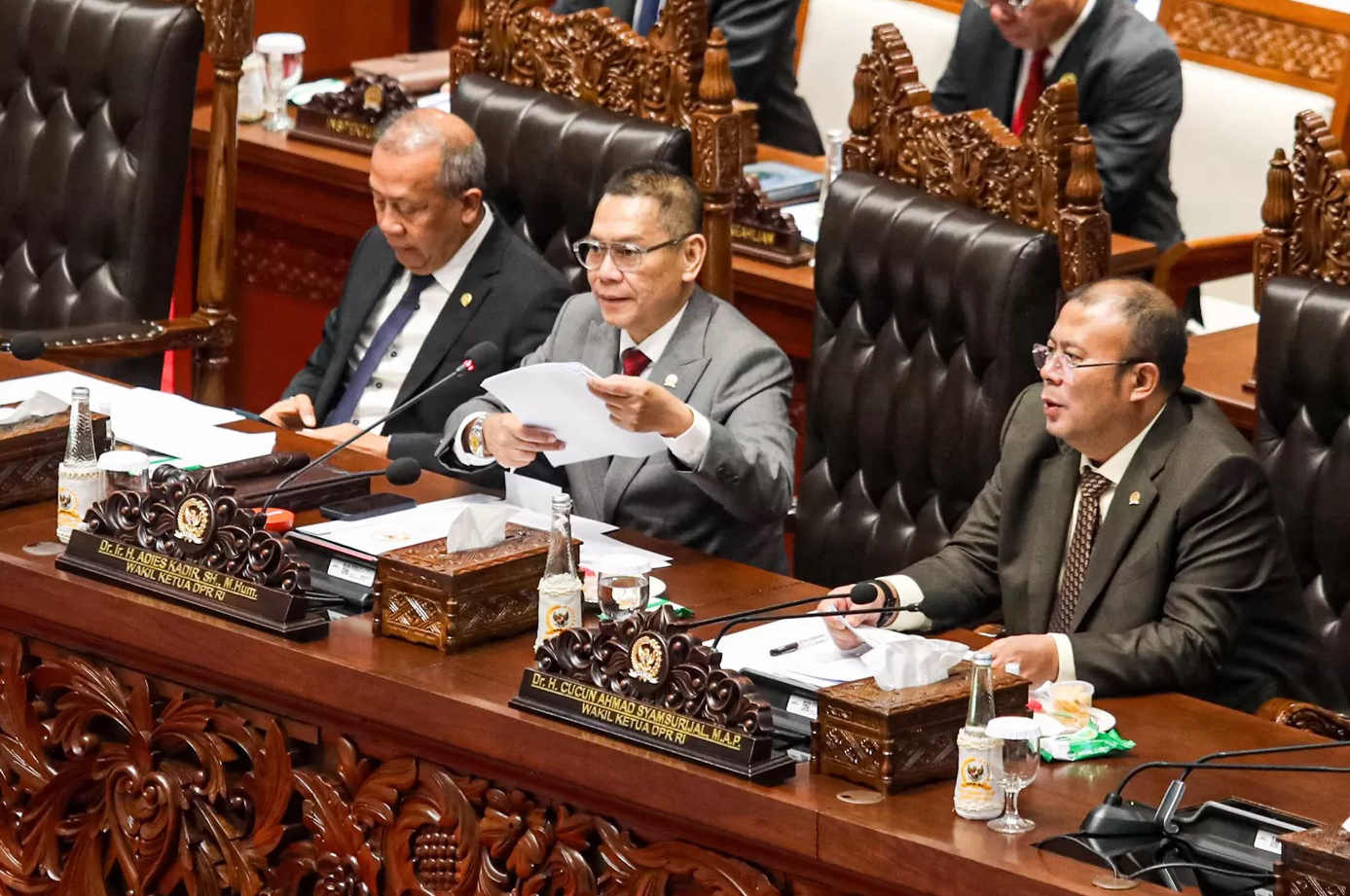 WAKIL RAKYAT: Wakil Ketua DPR Adies Kadir (tengah) memimpin rapat Paripurna DPR RI ke-23 Masa Persidangan IV Tahun Sidang 2024-2025 di Kompleks Parlemen, Senayan, Jakarta, Selasa (8/7).