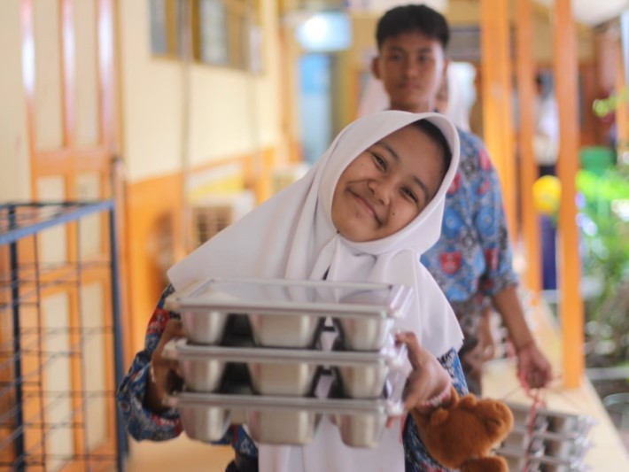 PERDANA: Siswa SMPN 10 Banjarmasin menikmati program MBG, Selasa (19/8).