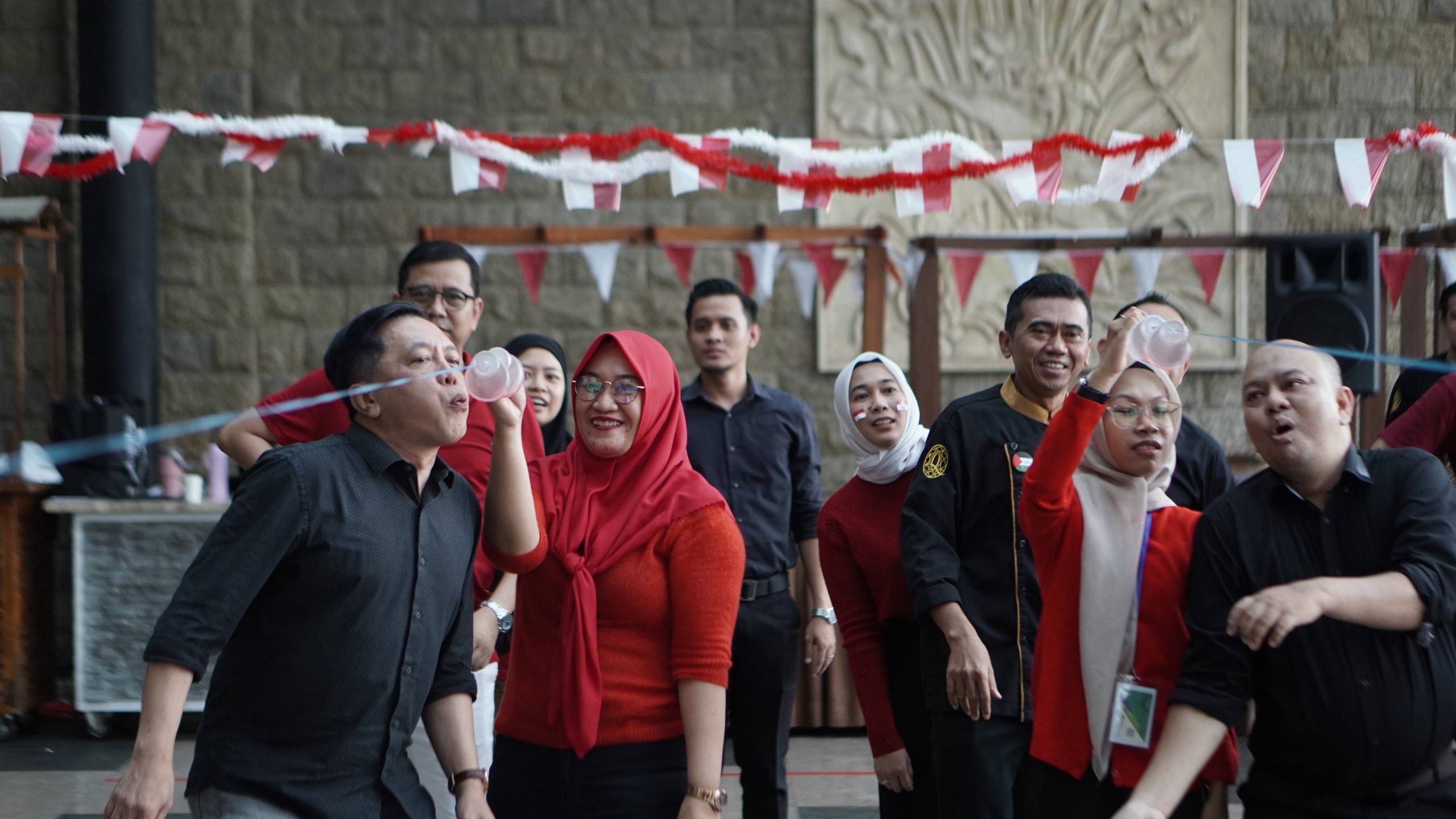 MERIAH:CEO MORA Group, Andhy Irawan ikut memainkan fun games kemerdekaan bersama karyawan Grand Qin dan Qin Hotel Banjarbaru.
