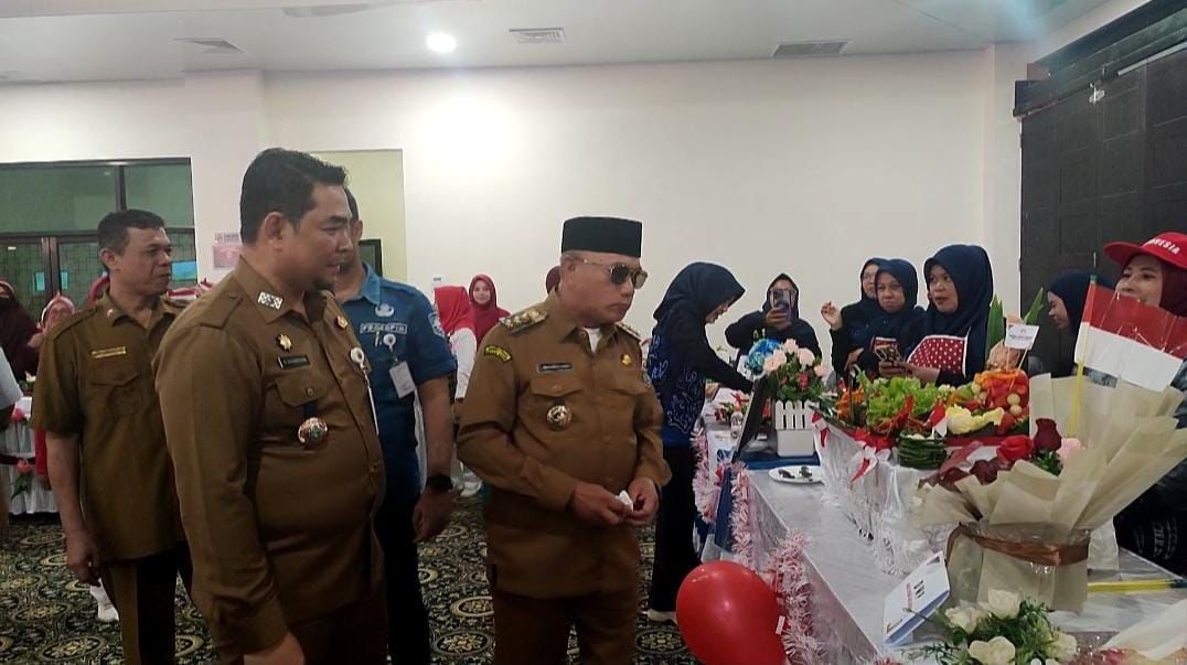 MENINJAU:Bupati Kotabaru H Muhammad Rusli bersama Sekda Eka Saprudin meninjau lomba ibu ibu ASN di Kotabaru.