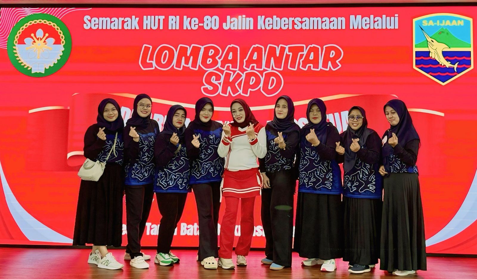 SENANG:Ibu-ibu ASN berfoto bersama merayakan kemeriahan lomba di bulan kemerdekaan.