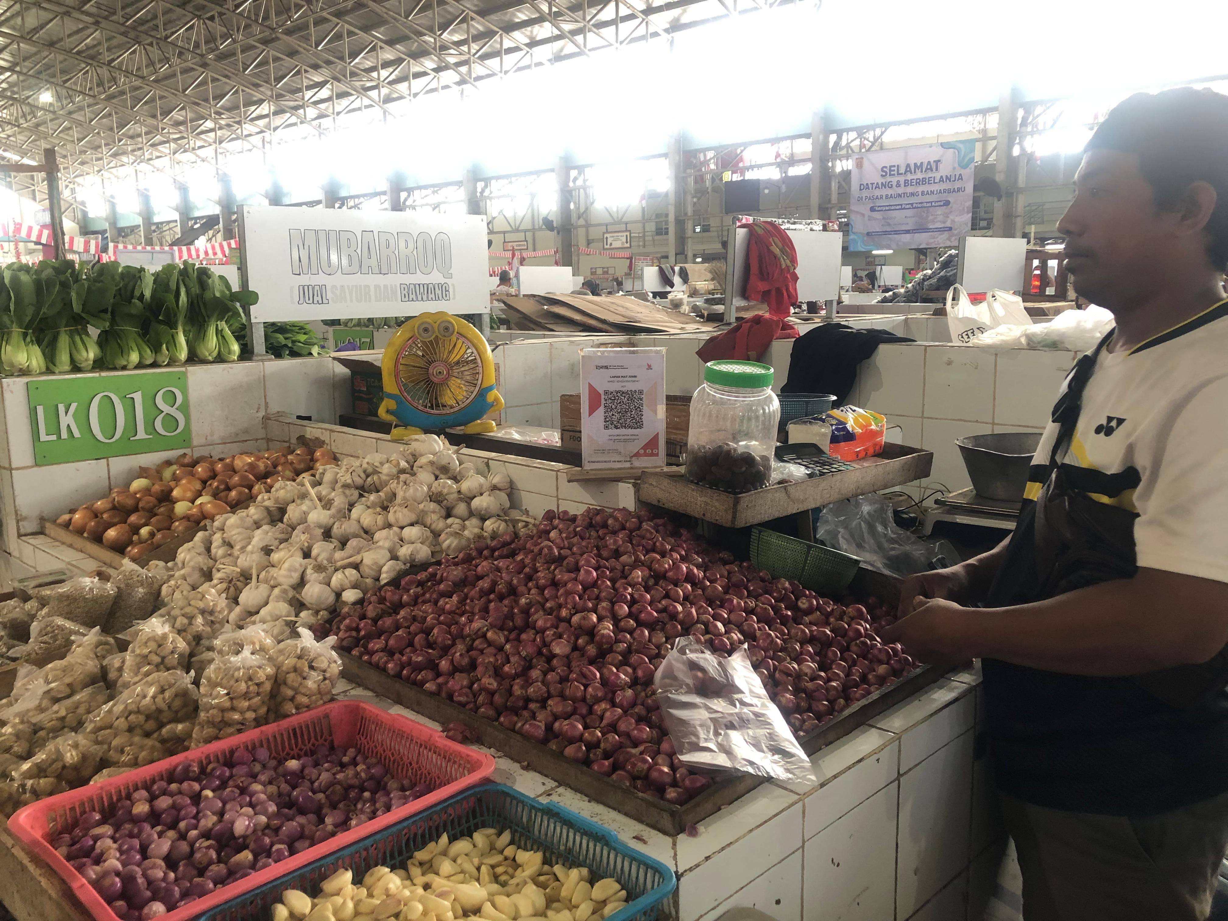 MELIMPAH: Bawang merah dan bawang putih yang dijual di lapak Mubarok di Pasar Bauntung Banjarbaru.