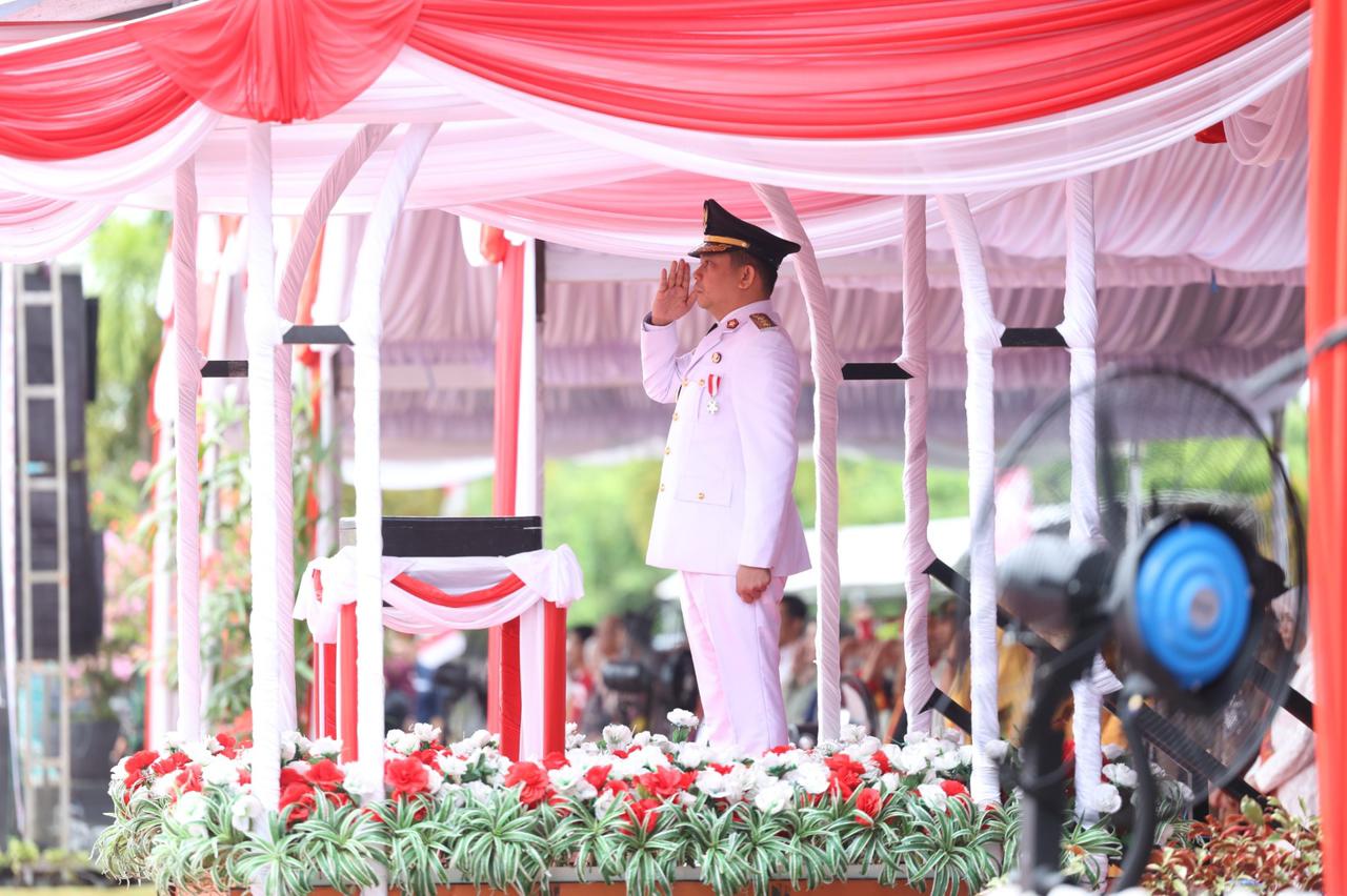KHIDMAT: Bupati Tanah Bumbu Andi Rudi Latif bertindak sebagai Inspektur Upacara peringatan HUT ke-80 RI.
