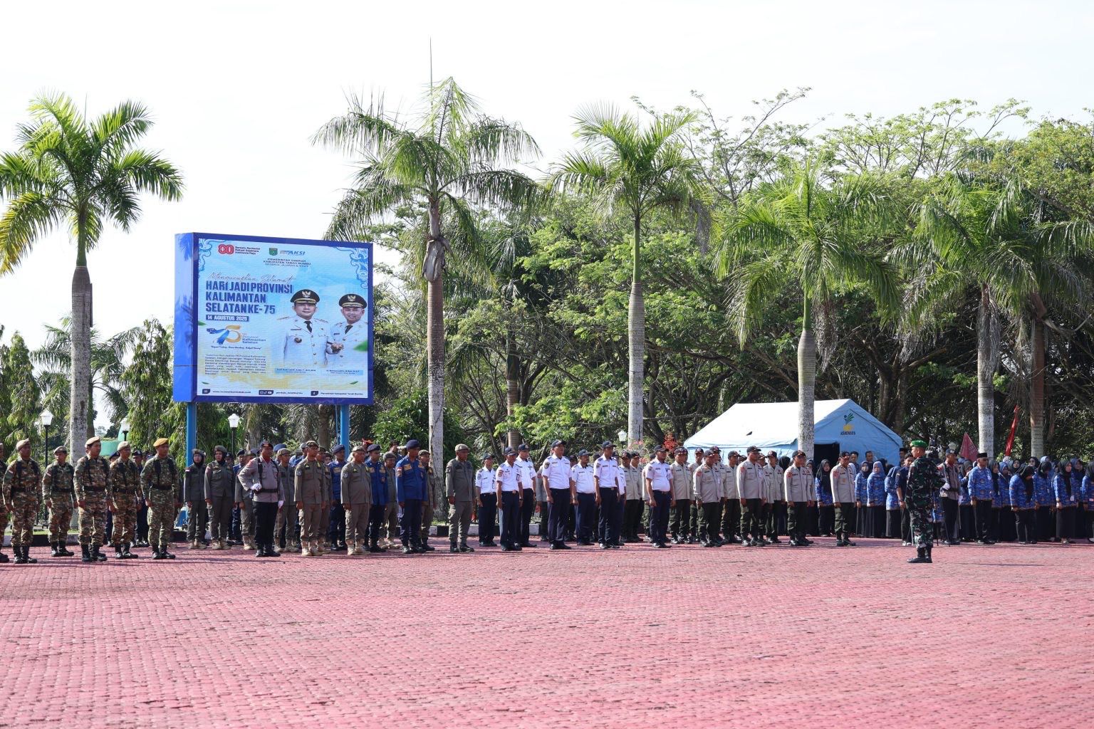INSPEKTUR:Komandan Lanal Kotabaru/Tanah Bumbu, Letkol Laut Muhammad Harun Al Rasyid, memimpin upacara peringatan Hari Jadi Kalsel ke-75 dan Hari Veteran Nasional, Kamis (14/8/2025).